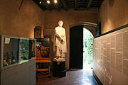 Statues Petracas in seinem Wohnhaus (Foto: Marikka-laial Maisel)